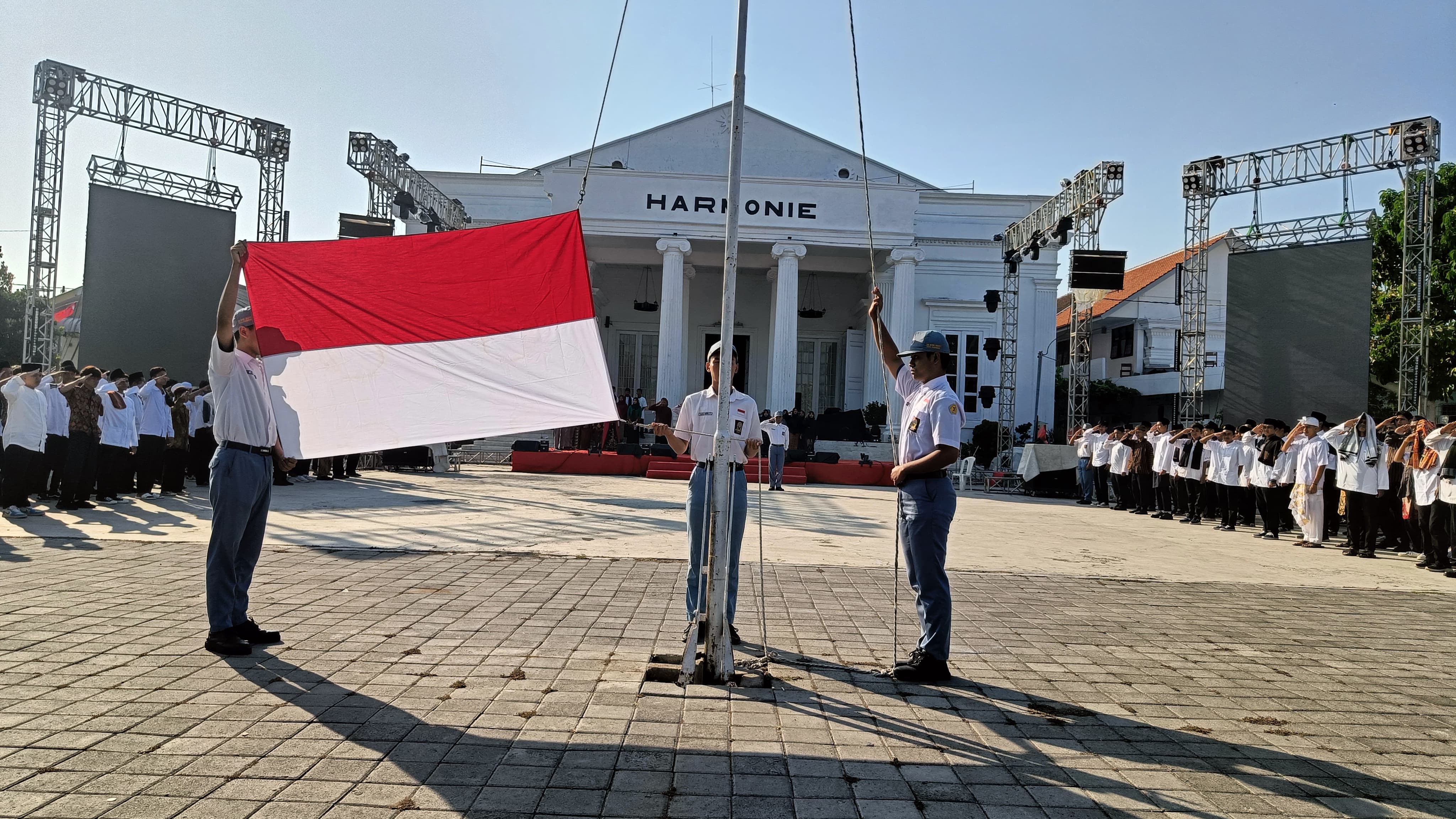 Upacara Memperingati 17 Agustus 1945 Bersama Seluruh Warga SMK UNTUNG SURAPATI